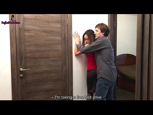 ❤️ Inmobiliario sexyak sentsualki kolpatzen du bere pussy eta izorratzen du bere apartamentua saltzen duen bitartean - Krempai ❌ Pornografia besterik ez gugan ❤