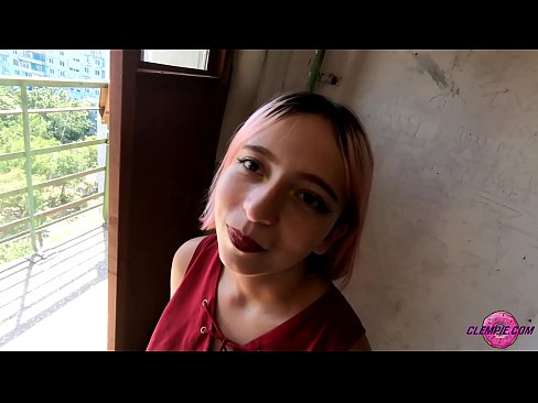 ❤️ Ikasle sentsuak arrotz bat zurrupatzen du kanpoaldean - Cum On His Face ❌ Pornografia besterik ez gugan ❤