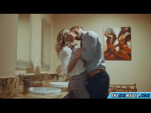 ❤️ Ilehoria busti batek komun publiko batean seduzitzen zaituenean ❌ Pornografia besterik ez gugan ❤
